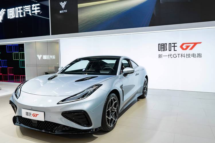 佛山215哪吒汽车在智能汽车领域的表现，领途汽车在新能源汽车市场中的影响力